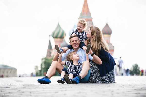 Семья с ребенком на красной площади