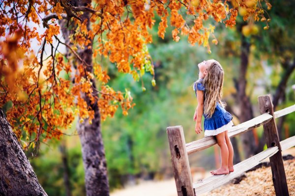 Девушка в парке осенью