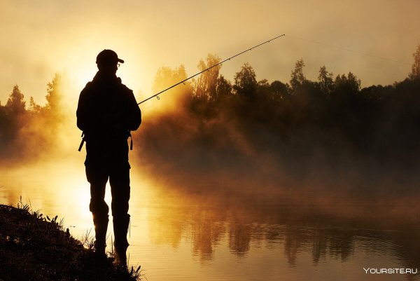 Рыбак на фоне солнца