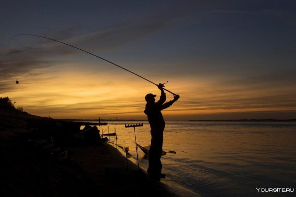 Рыбак на фоне заката