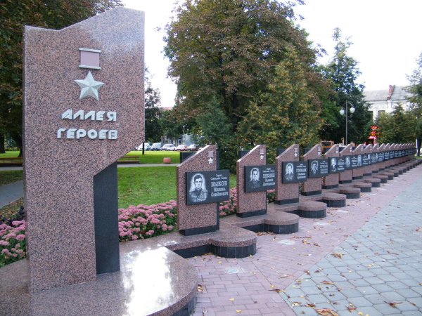 Саратов аллея героев в парке Победы