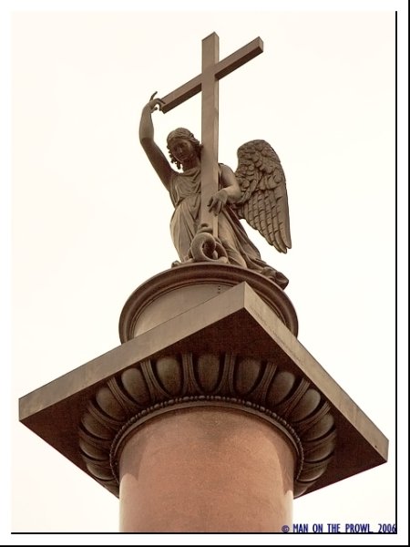 Ангел на Александрийской колонне в Санкт-Петербурге