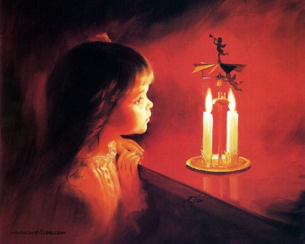 Девочка молится со свечой