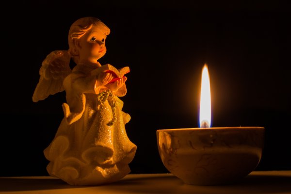 Ангел со свечой в руках