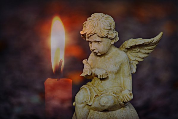 Ангел со свечой в руках