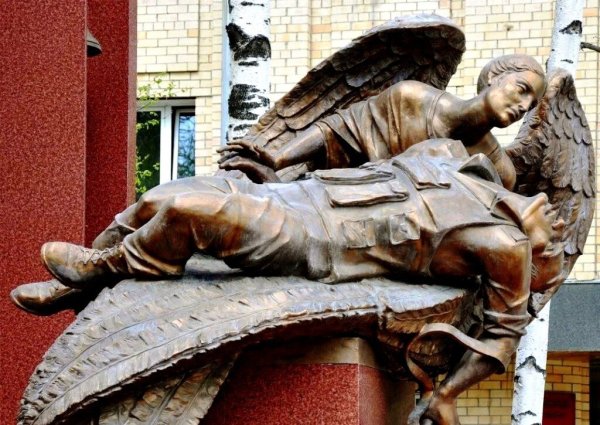 Ханты Мансийск памятник ангел и солдат
