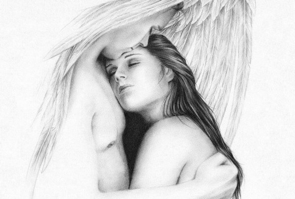 Ангел обнимает крыльями