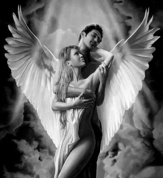 Ангел обнимает женщину