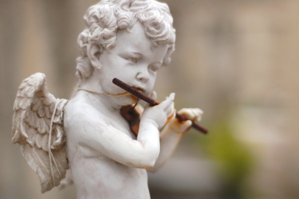 Ангелочек с флейтой