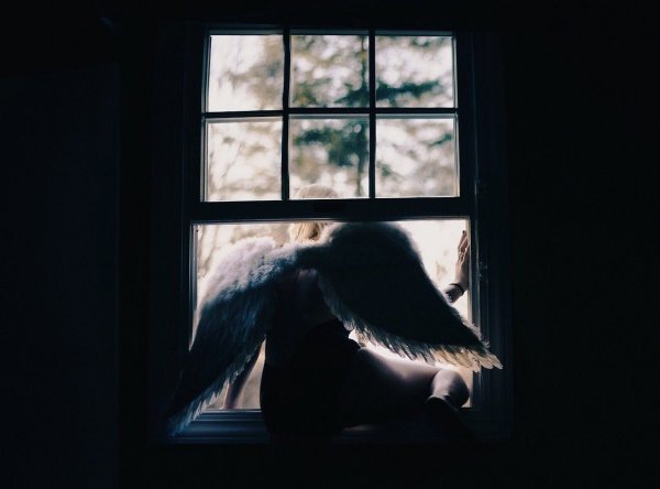 Ангел за окном