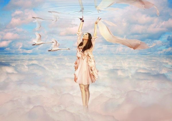 Девушка летает в облаках