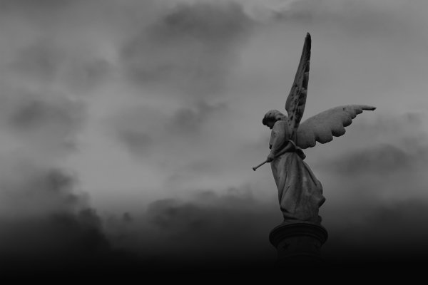 Скульптура ангела с крыльями
