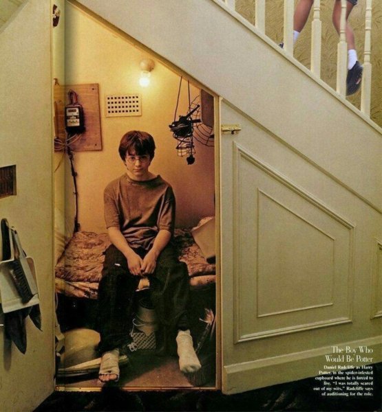 Гарри Поттер жил под лестницей