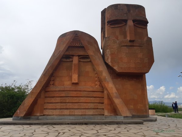 Папик Татик памятник Степанакерт