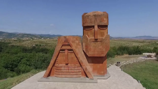 Армения Арцах памятник бабо дедо