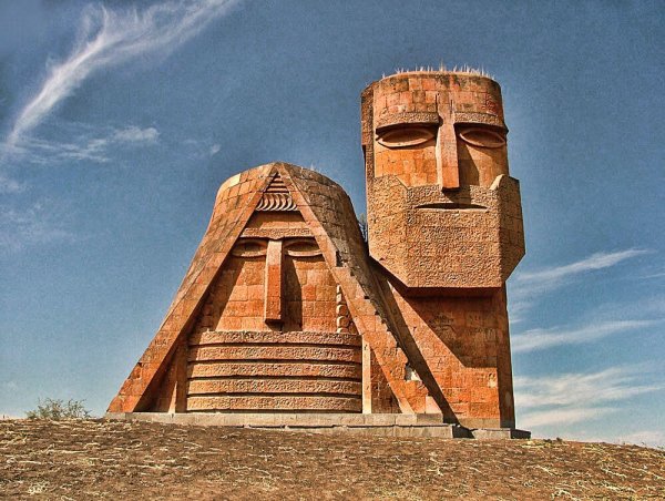 Памятник Армении Татик и папик