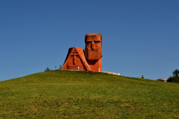 Карабах памятник папик Татик