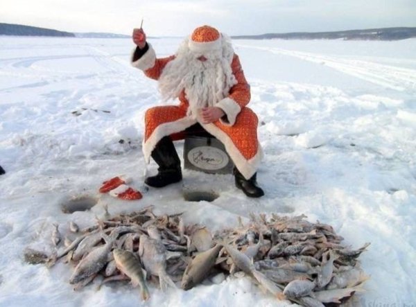Дед Мороз на зимней рыбалке