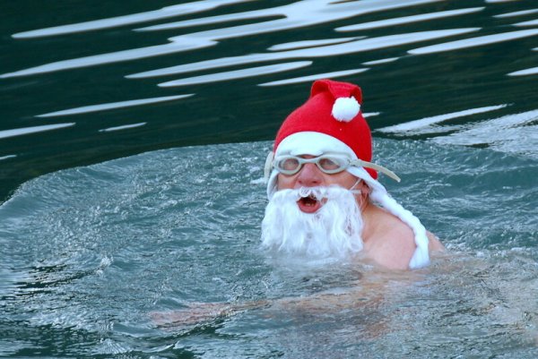 Дед Мороз плавает
