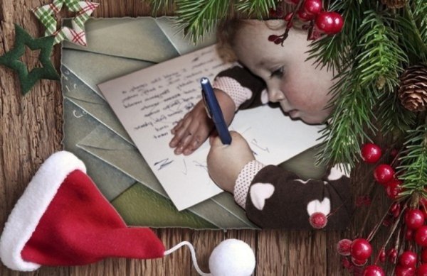 Девочка пишет письмо деду Морозу