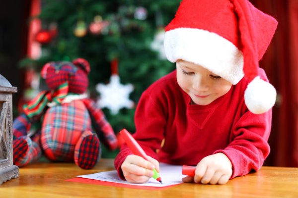 Ребенок пишет письмо деду Морозу