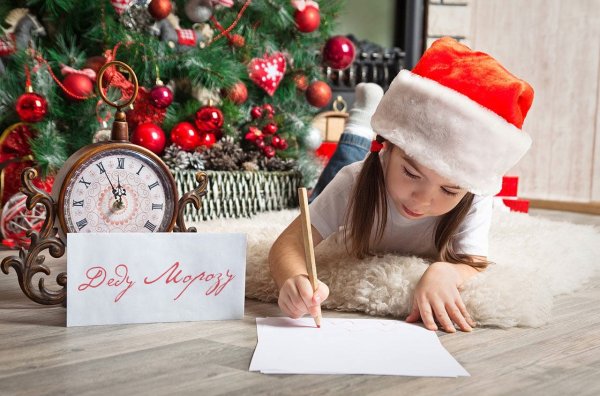 Письмо дел Морозу пишет ребенок