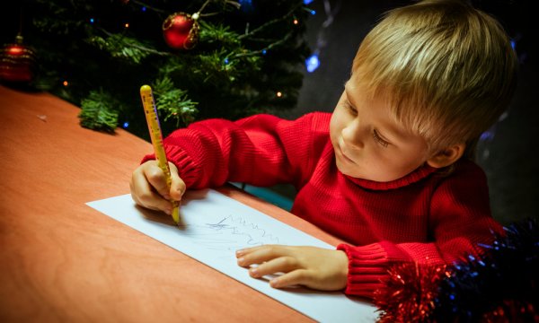 Ребенок пишет письмо