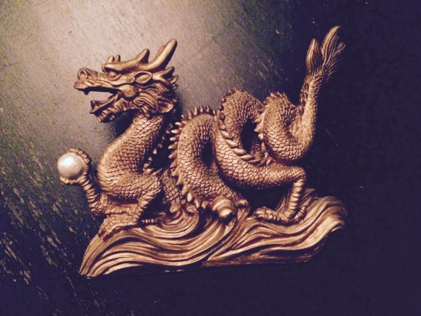 Золотой дракон Жемчужина Китай
