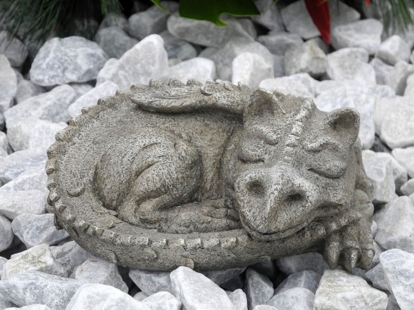 Статуя дракона из камня