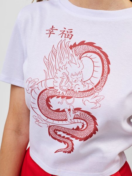 Белая футболка с красным драконом