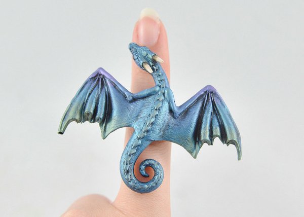 Маленький дракон из полимерной глины
