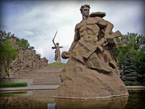 Мамаев Курган памятник стоять насмерть