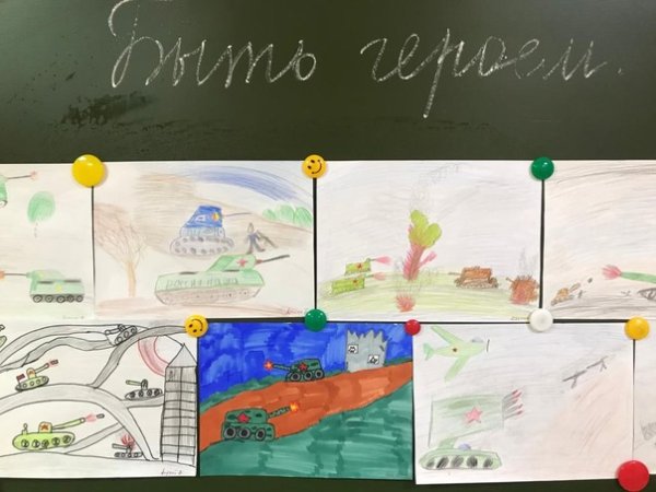 Выставка рисунков ко Дню Сталинградской битвы