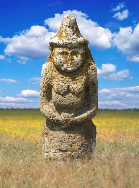 Половецкие каменные идолы степь