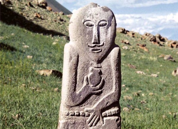 Каменные изваяния (каменные бабы) в Алтае