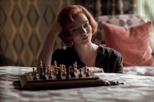 Сериал про шахматы ход королевы