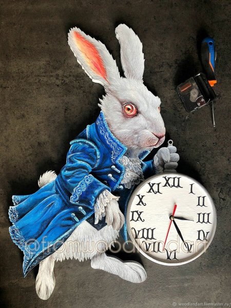 Белый кролик из сказки Алиса в стране чудес