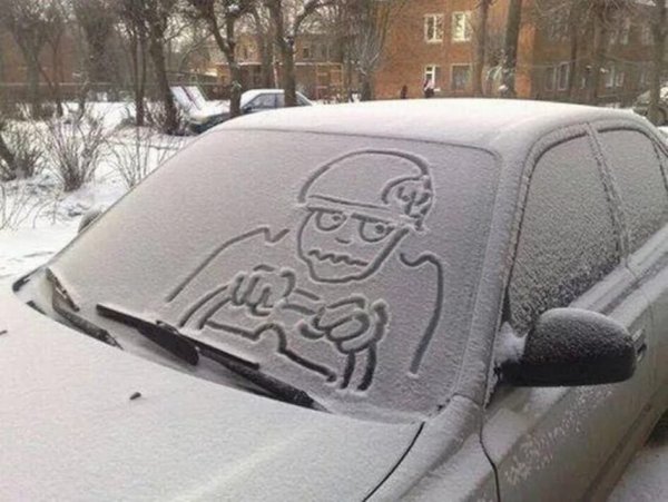 Надпись на машине на снегу