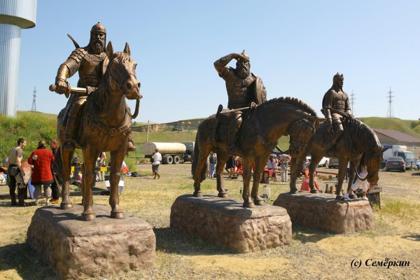 Статуя три богатыря Красноярск