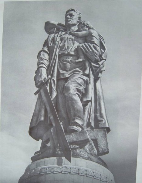 Памятник воин освободитель в Берлине черно белый