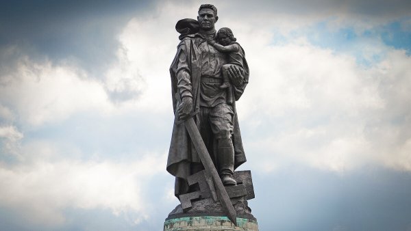 Памятник солдату в Трептов парке в Берлине