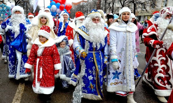 Парад Деда Мороза и Снегурочки