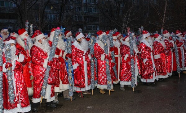 Много дедов Морозов на улице