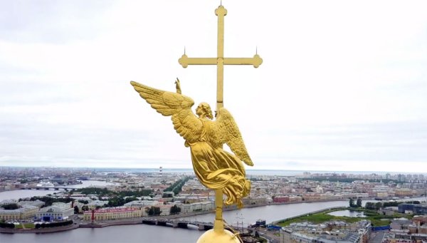 Ангел на шпиле Петропавловской крепости в Санкт-Петербурге