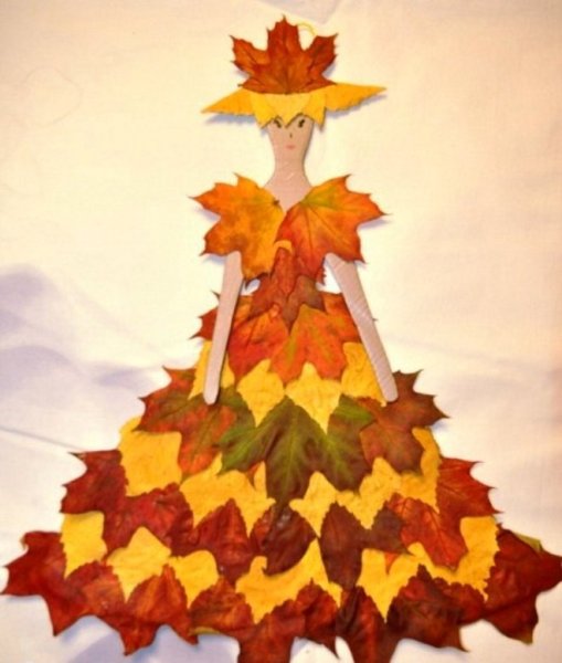 Платье из листьев поделка