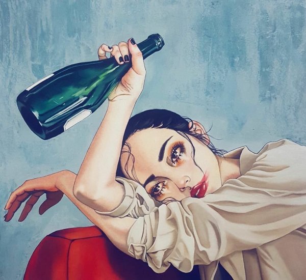 Девушка с бутылкой вина