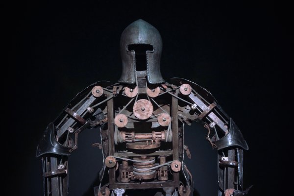 Первый человекоподобный робот Леонардо да Винчи