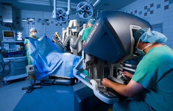 Робот-ассистированная хирургическая система «da Vinci»