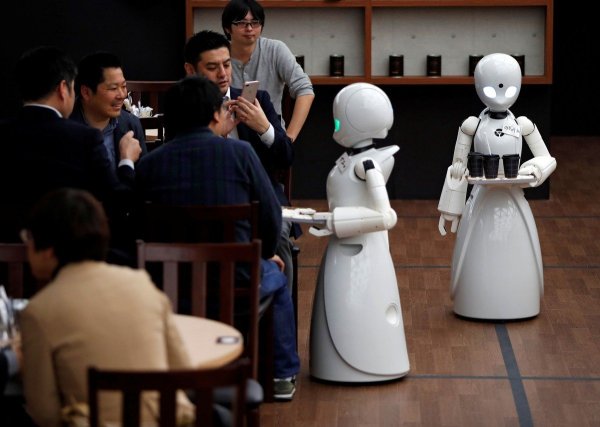 Кафе с роботами в Японии