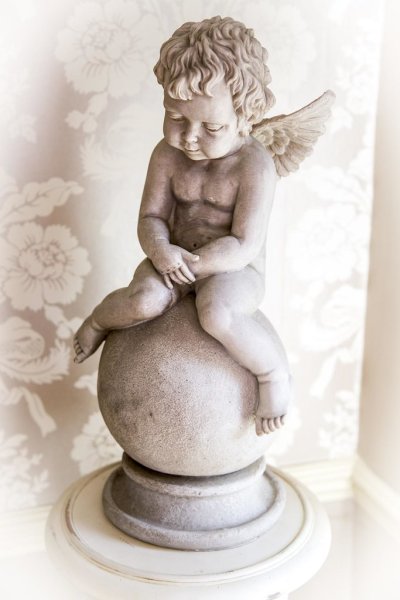 Статуя ангелочка